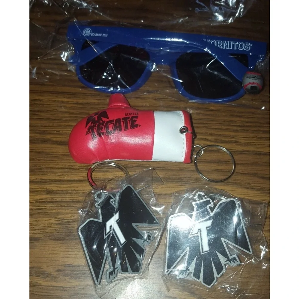 Cubs&Tekate 2015 souvenirs Red or Black Boxing glove Eagle Beer Opener Set Now